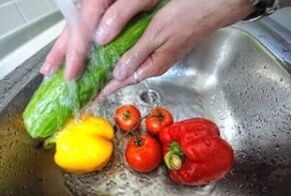 washing vegetables to avoid pest infestation